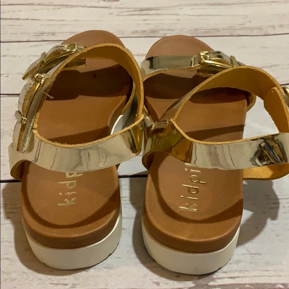 Girls gold sandals size 2 - Picture 2 of 5